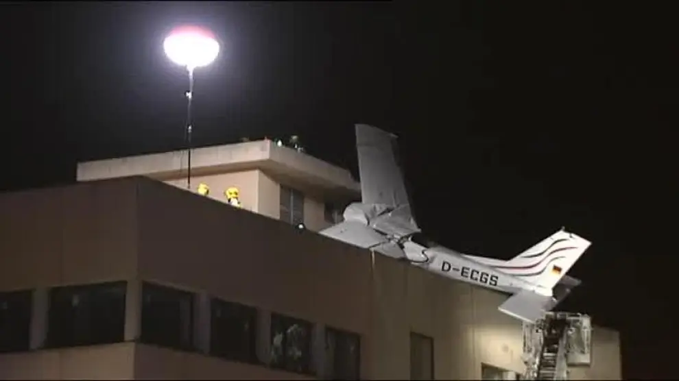 Fallecen dos personas tras estrellarse una avioneta sobre una gasolinera en Barcelona