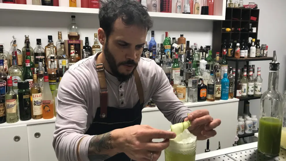 Jimmy Valios en un proceso de elaboración de uno de sus cócteles sin alcohol