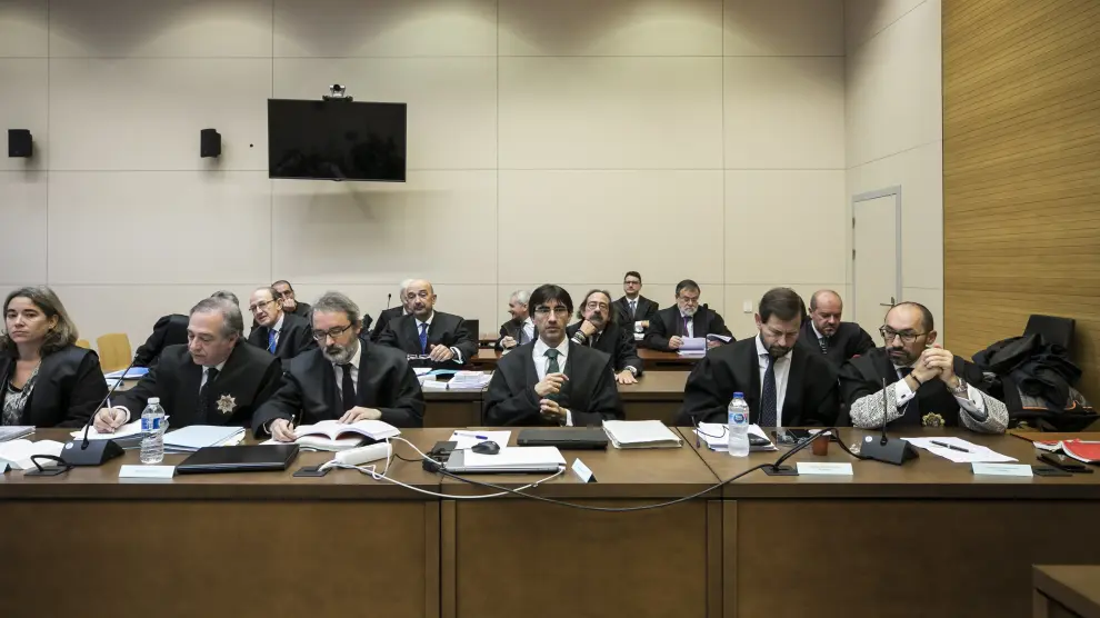 Los fiscales anticorrupción José Grinda y José de la Rosa, y las acusaciones particulares, sentados en la primera fila. Detrás, algunos de los abogados defensores.