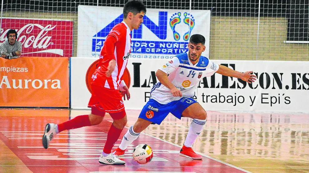 Esteban, del Fútbol Emotion Zaragoza, intenta frenar a un jugador del Cartagena.