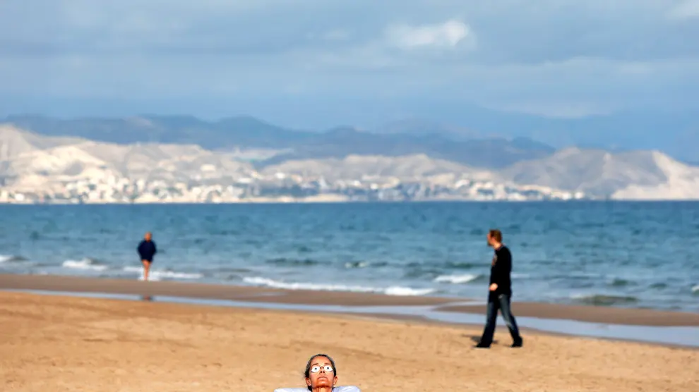 Centenares de turistas disfrutan del sol y las suaves temperaturas en las playas levantinas como la de San Juan de Alicante.