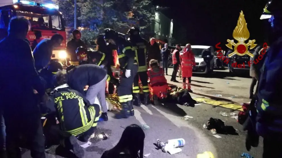 Los servicios de emergencia atienden a los heridos en Corinaldo