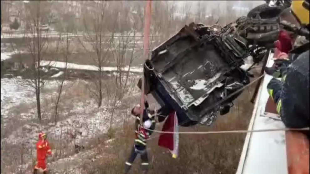 Rescatan 'in extremis' a un camionero colgado de un puente