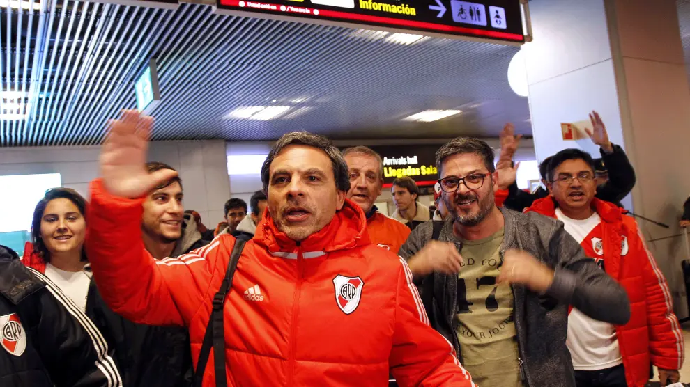 Aficionados del River Plate, a su llegada a Madrid