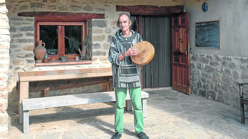 Xevi García, a las puertas de la Masía de la Randa, rehabilitada como alojamiento turístico.