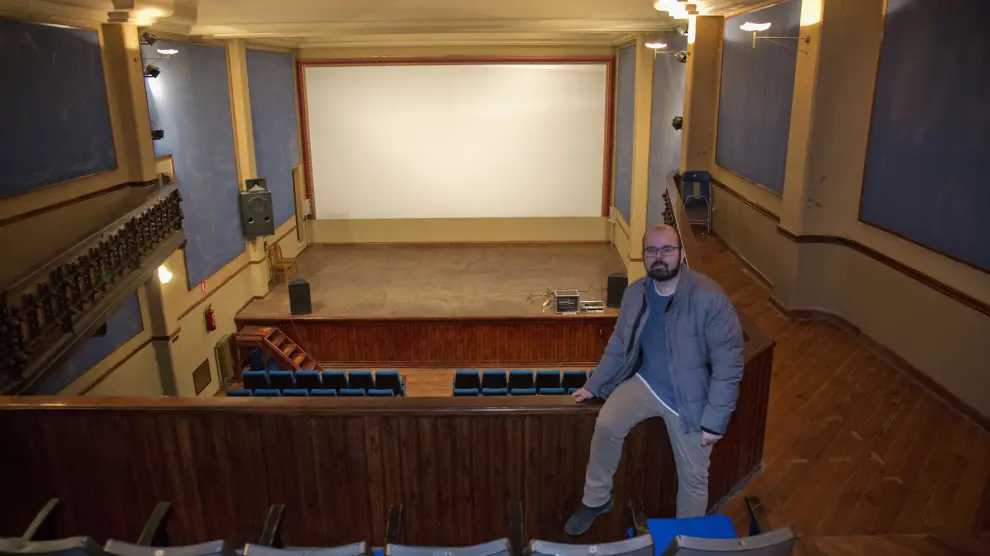 El alcalde de Cariñena, en el interior del cine Olimpia, donde se iniciarán las obras de reforma.