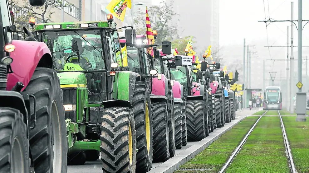 Los tractores se manifestaron desde Valdespartera hasta Parque Goya siguiendo el trazado del tranvía en la capital aragonesa.