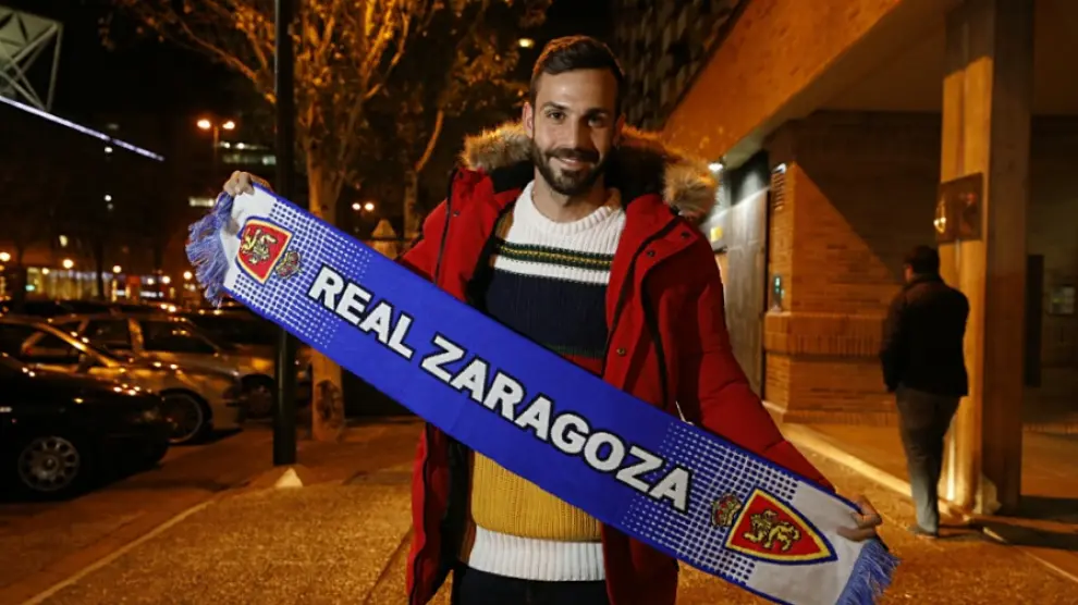 Guitián posa con la bufanda del Zaragoza, este lunes, a su llegada a Zaragoza