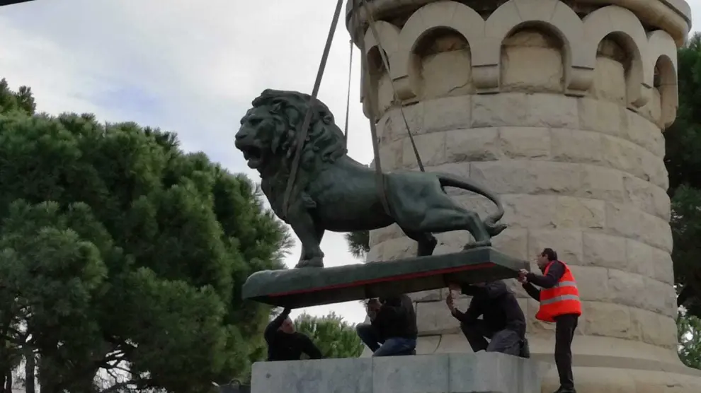 El león de bronce del monumento a Alfonso I el Batallador regresa al parque Grande