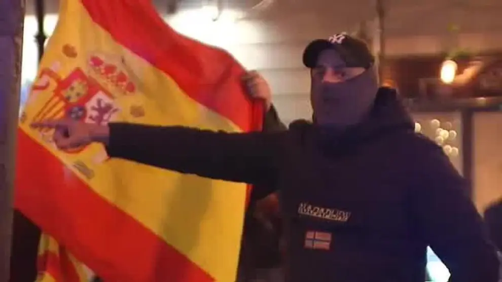 Un grupúsculo ultraderechista insulta al grito de "maricón" a Pablo Iglesias