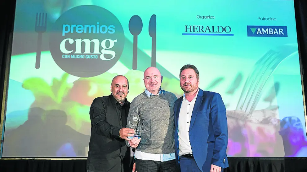 Josetxo Soto y Ramón Aso, propietarios del restaurante Callizo, de Aínsa, reciben su premio de manos de José Luis Soro, consejero de Vertebración del Territorio del Gobierno de Aragón.
