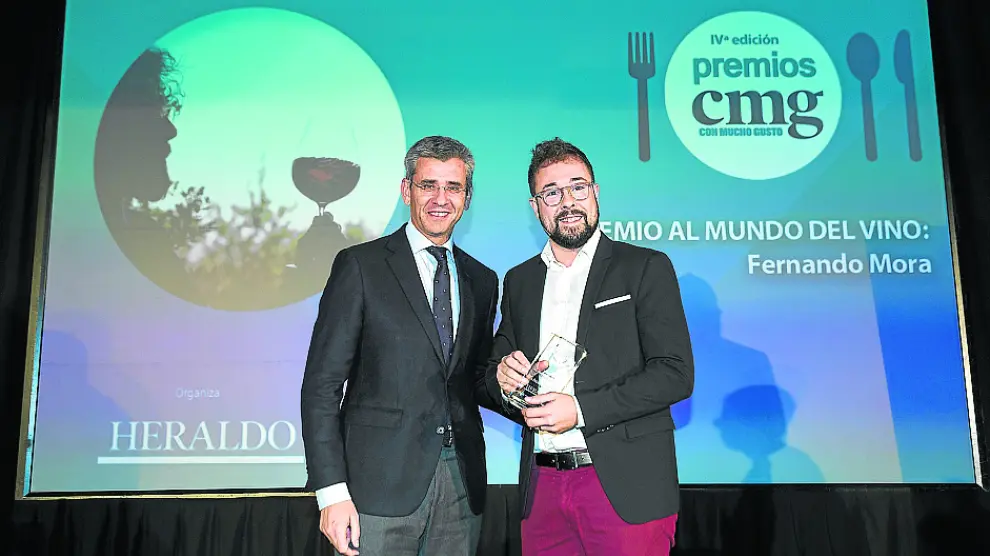 El 'master of wine' Fernando Mora recibe el premio al Mundo del Vino de manos de Mikel Iturbe, director de HERALDO DE ARAGÓN.