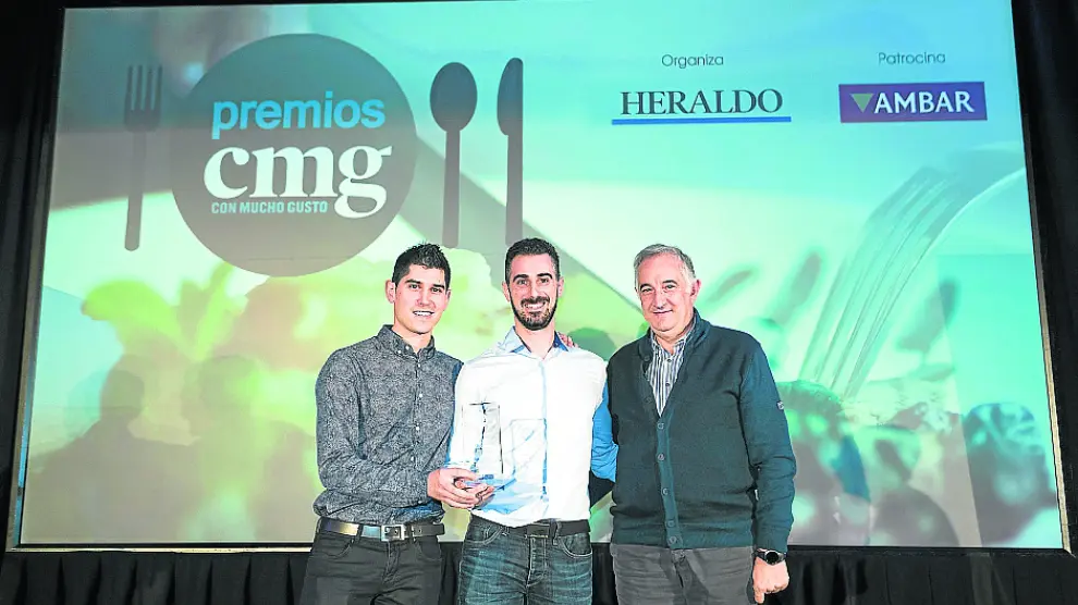 Los hermanos Luis Antonio y Javier Carcas, del restaurante zaragozano Casa Pedro, recibieron su premio de manos de Enrique Novales, director general de Alimentación y Fomento Alimentario del Gobierno de Aragón.