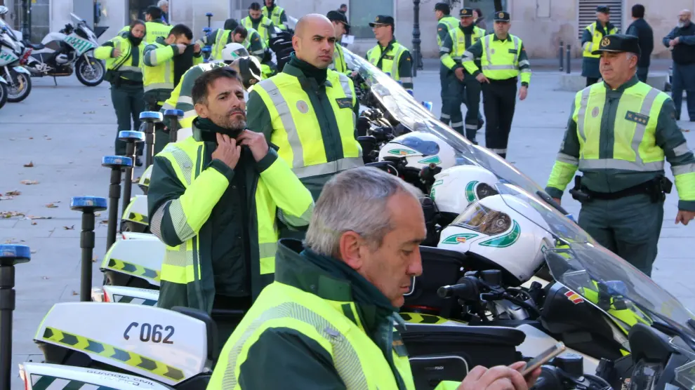 La Escuela de Tráfico de la Guardia Civil tiñe Zaragoza de amarillo y verde