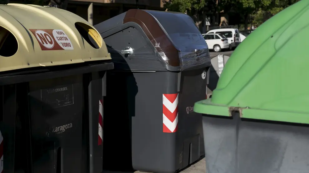 Contenedores para reciclaje de residuos en una calle de Zaragoza.