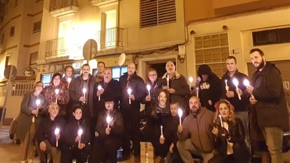 Los amigos de Víctor Laínez, con unas velas en sus manos.
