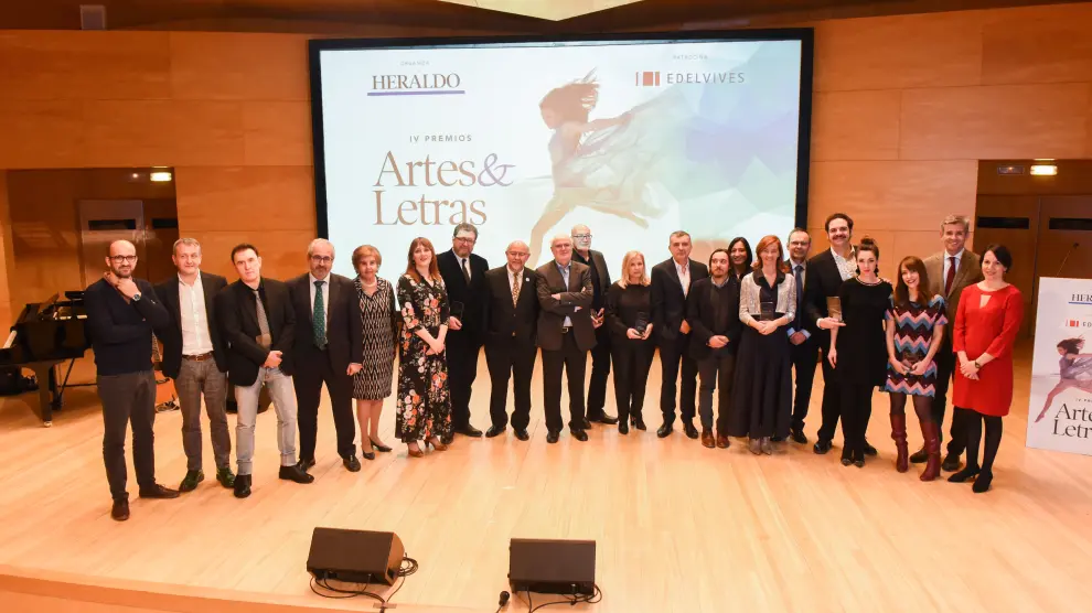 Los premiados por el suplemento 'Artes & Letras' y los encargados de entregar las distinciones, sobre el escenario de la sala Luis Galve al término de la gala.