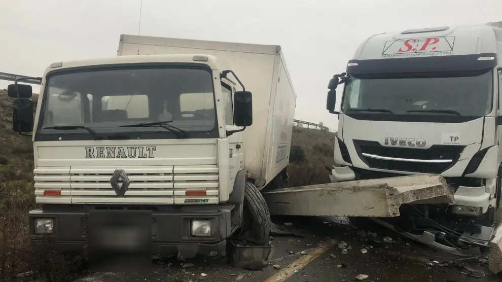 Colisión entre tres camiones en Magallón