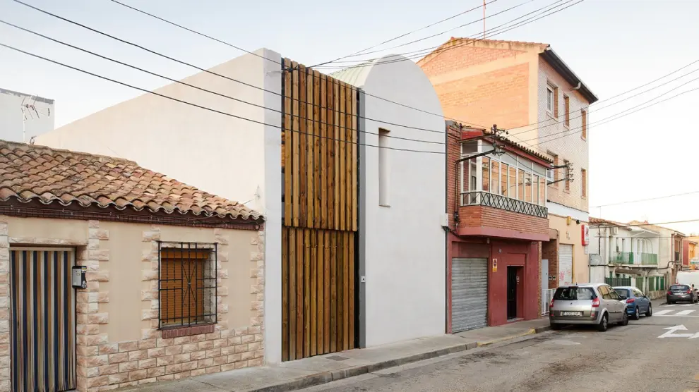 Fachada de la vivienda de adobe construída en el barrio zaragozano de Valdefierro.