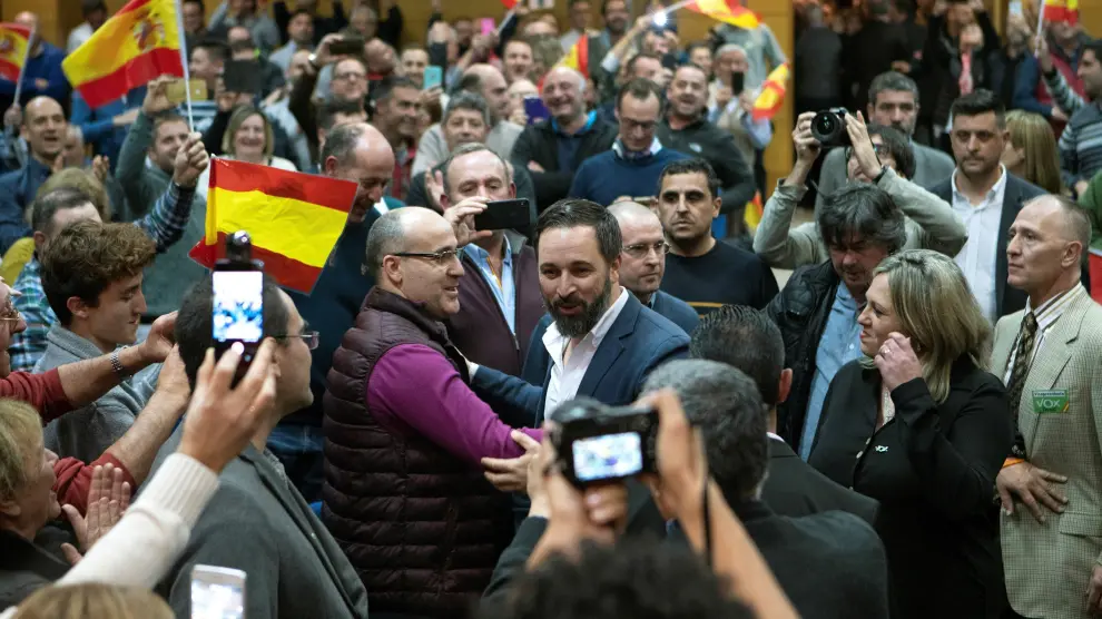 El presidente de Vox, Santiago Abascal (c), a su llegada al acto público que el partido celebra hoy en Teruel.