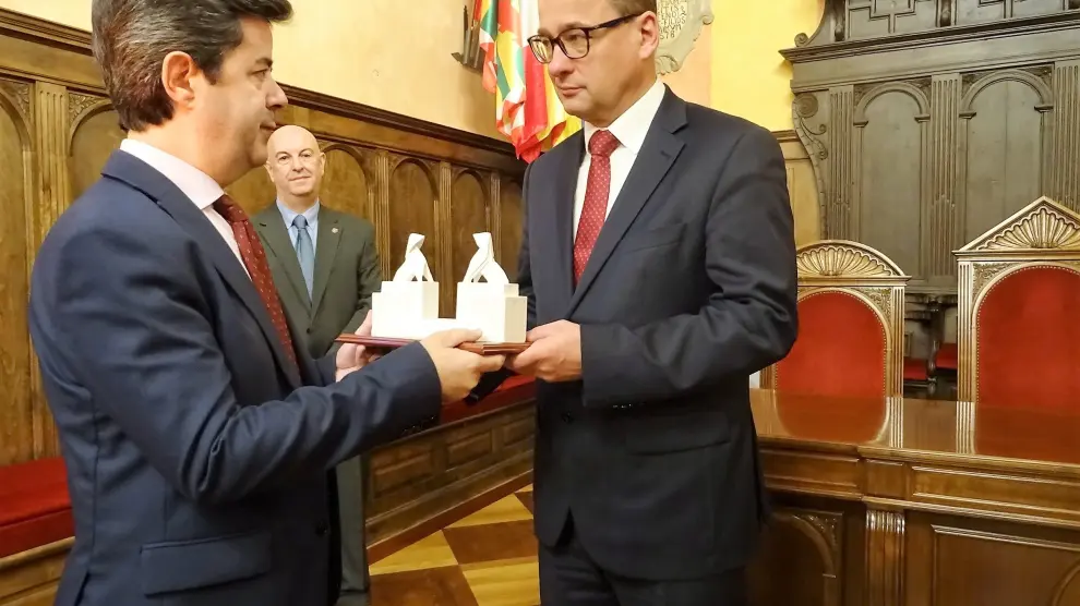 El alcalde de Huesca entrega al embajador de Chequia una reproducción de las Pajaritas del Parque, como símbolo de la ciudad.