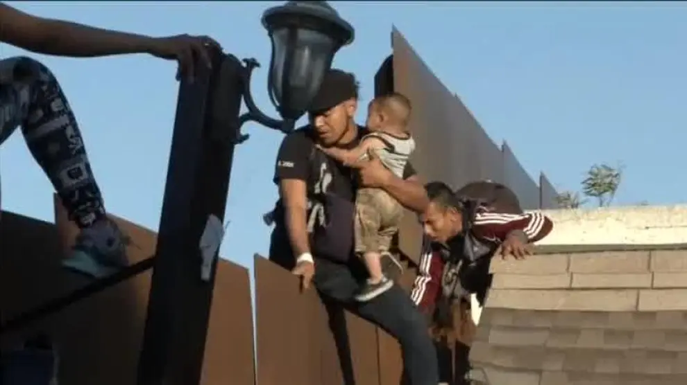 Varios inmigrantes detenidos tras arrojar a su bebé desde lo alto de la valla