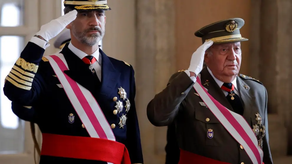 6 DE ENERO. El rey Felipe VI y el rey emérito Juan Carlos, escuchan el himno nacional, a su llegada a la celebración de la Pascua Militar en el Palacio Real, el primero de los actos con los que se va a homenajear a los Reyes eméritos por sus aniversarios a lo largo de 2018