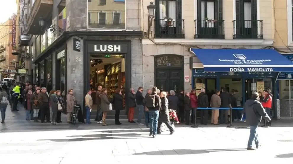 Largas filas en 'Doña Manolita' (Madrid) para adquirir lotería de Navidad.