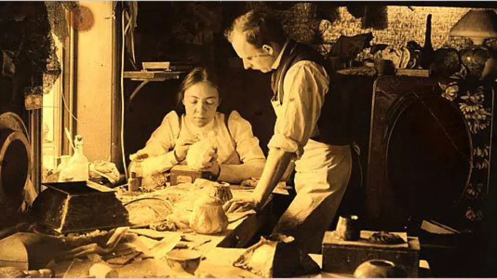 Clara Driscoll, en el taller de Tiffany Studios en 1901. Ala derecha, algunas de sus creaciones.