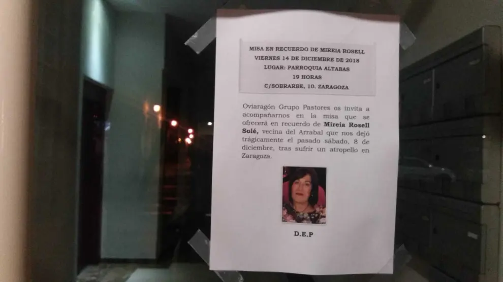En varios puntos del barrio del Arrabal se han colocado carteles para anunciar la misa en memoria de Mireia Rosell.