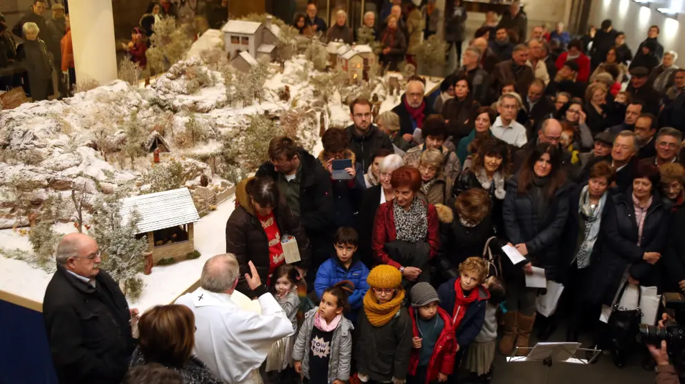 La inauguración del belén de la Diputación de Huesca y la apertura de la Feria de Artesanía marcan el inicio del pórtico de la Navidad.