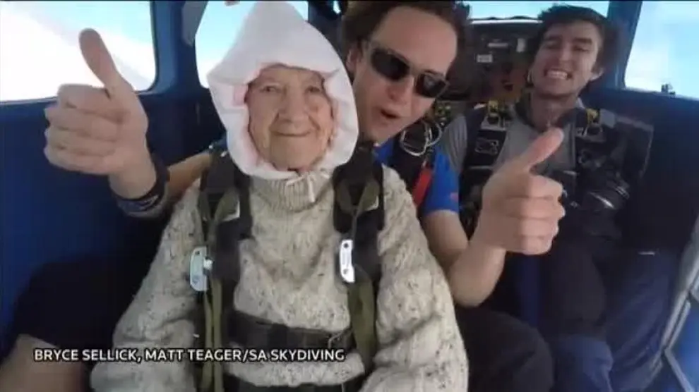 Una anciana de 102 años salta en paracaídas en Australia