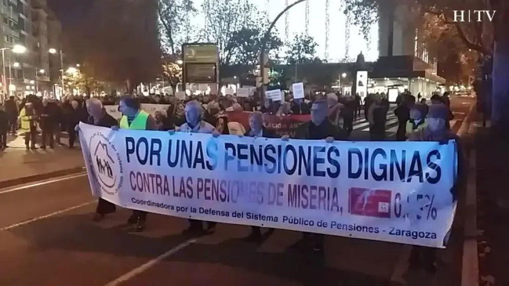 Casi mil personas se manifiestan en Zaragoza en defensa de las pensiones