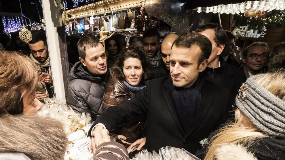 El presidente francés, Emmanuel Macron, ha visitado este viernes por la noche el lugar de los atentados en Estrasburgo.