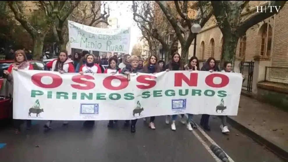 Las ganaderas de Huesca protestan contra el lobo y el oso