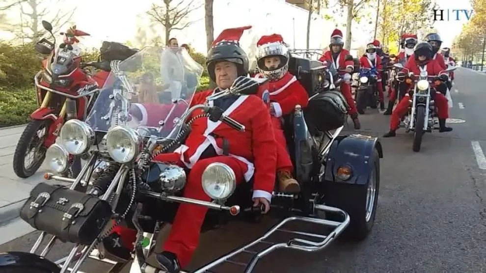 400 moteros vestidos de Papa Noel entregan juguetes a Cruz Roja
