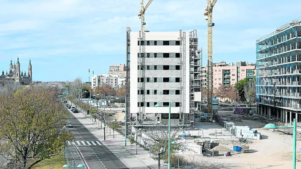Construcción de viviendas en la capital aragonesa a comienzos del presente año.