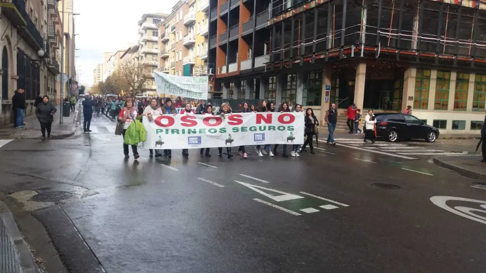 Las mujeres ganaderas de la provincia de Huesca se manifiestan contra la presencia del lobo y el oso