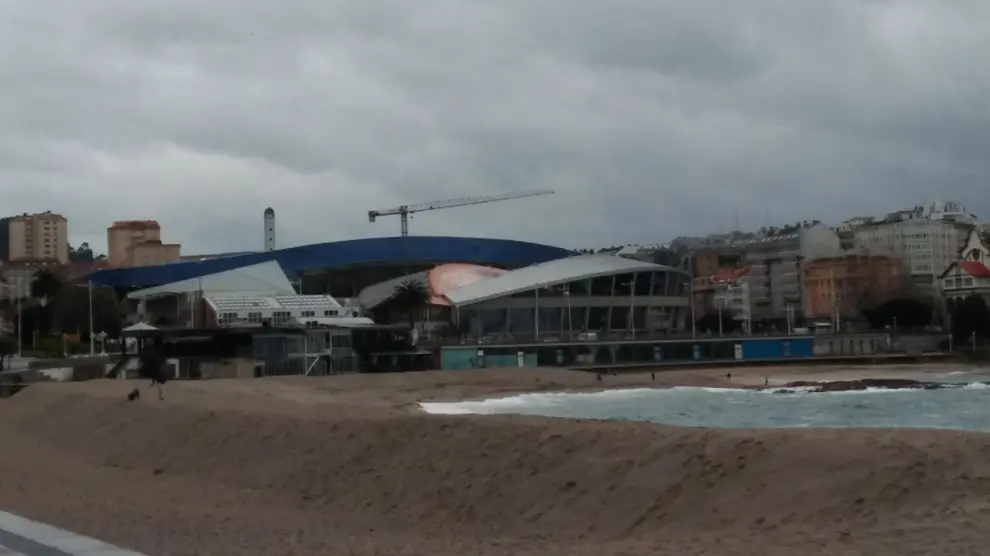 El estadio de Riazor, recién remodelado de nuevo, al mediodía de este domingo desde la playa.