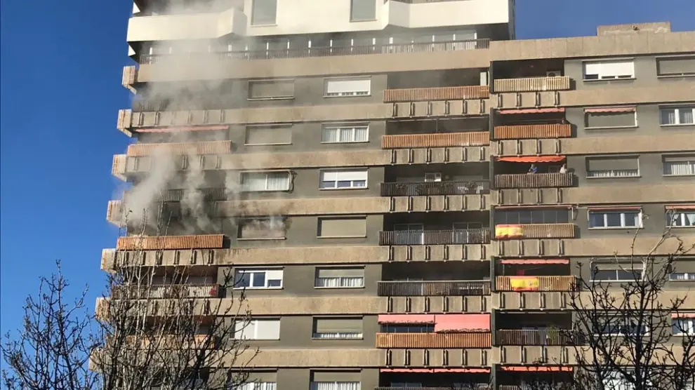 Incendio en una vivienda de un edificio de la calle de Aznar Molina