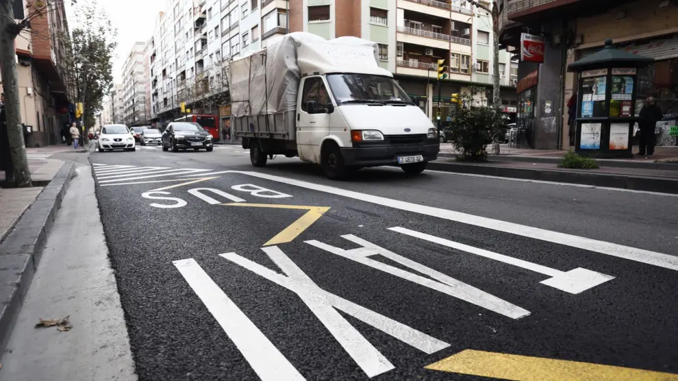 El carril bus taxi de la avenida de Madrid tiene una longitud de 1.400 metros.