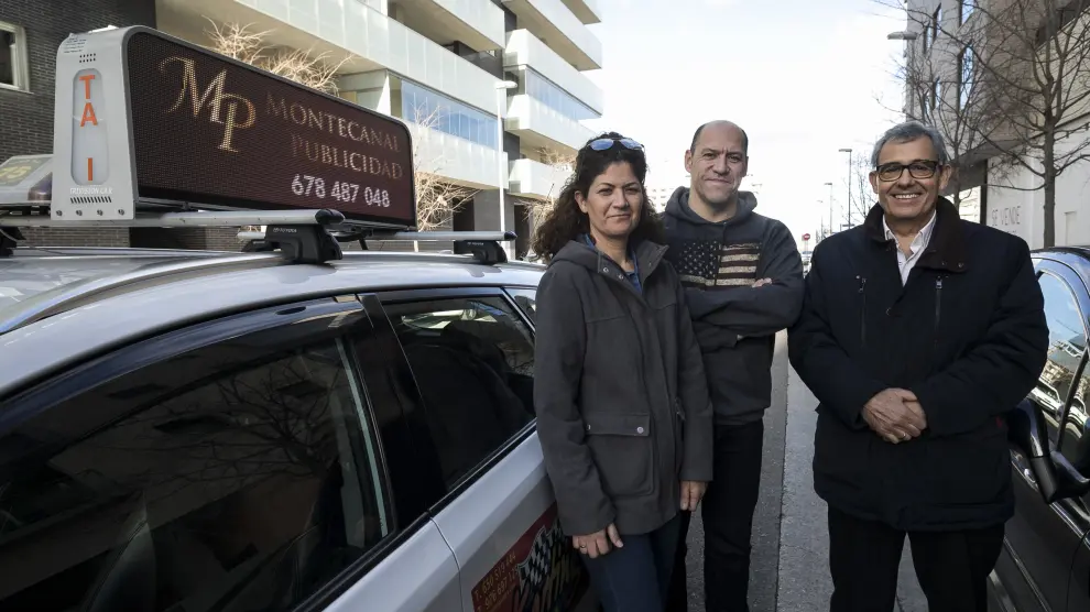 De izquierda a derecha, Eva Roche, Julián Martínez (propietarios del taxi) y Jesús Medrano (publcidad Montecanal)