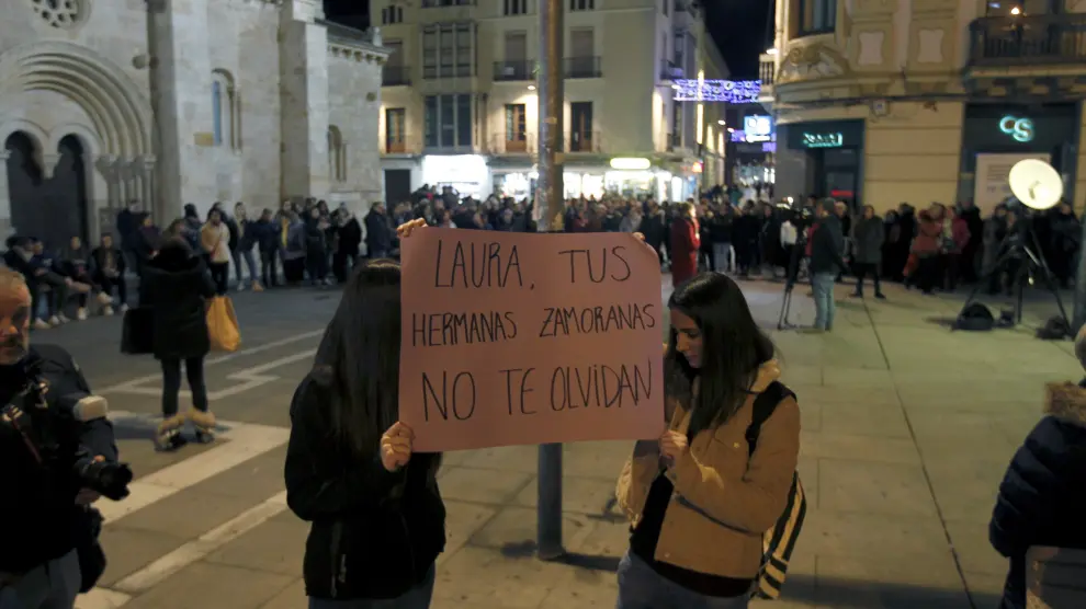 imagen de la concentración que tuvo lugar en Zamora en repulsa de lo sucedido.