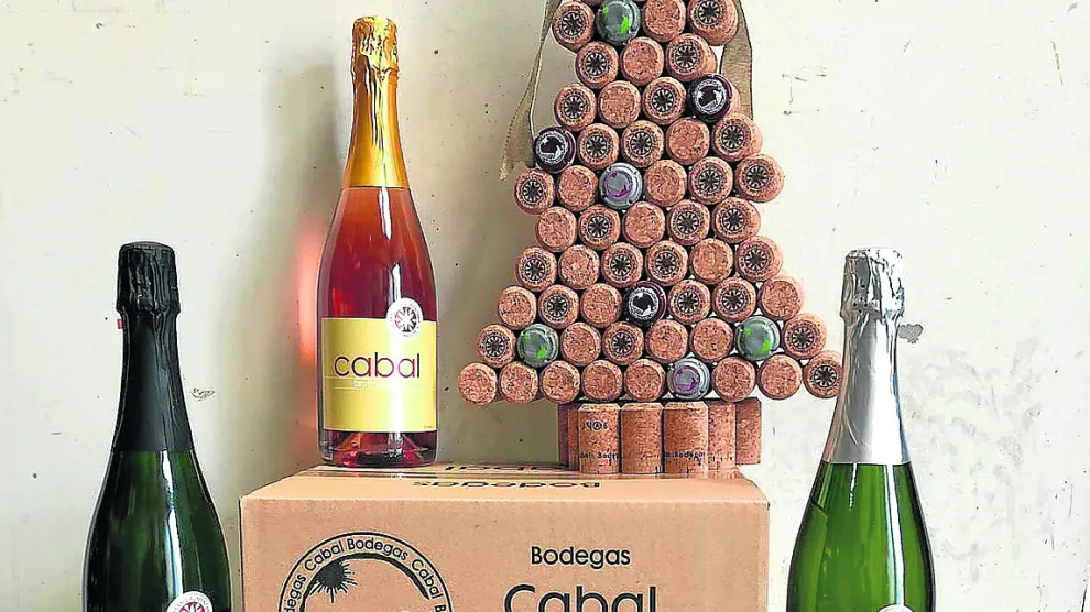Las botellas de las tres referencias de vino espumoso que elabora Bodegas Cabal.