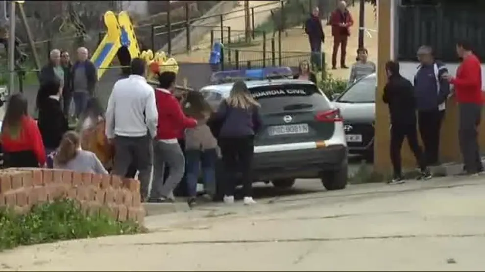 Vecinos de El Campillo asaltan el coche que llevaba a Bernardo Montoya