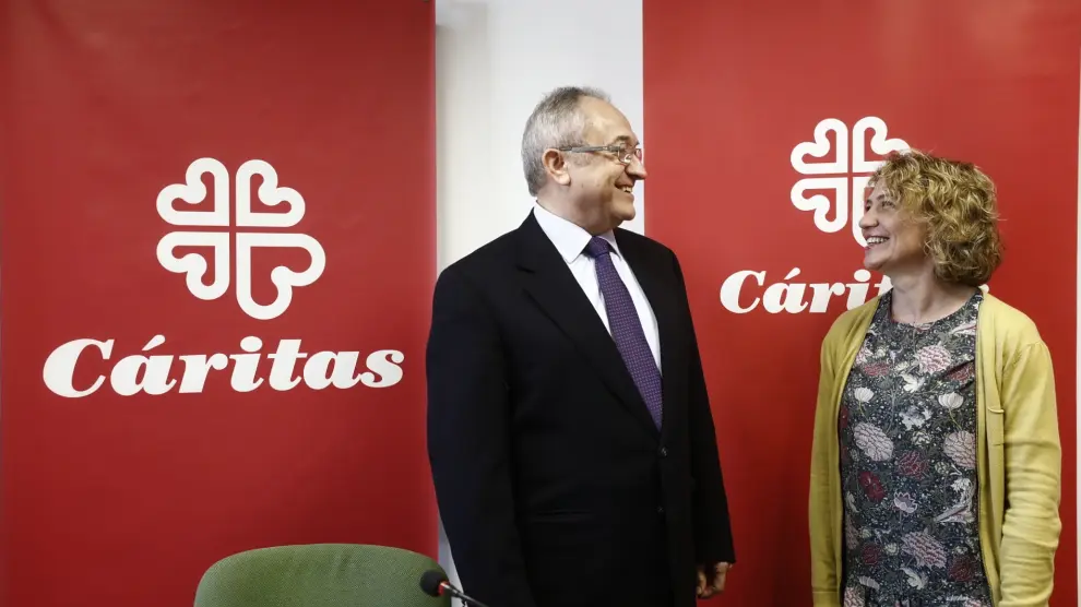 El director de Cáritas Zaragoza, Carlos Gómez y la secretaria general, Cristina García, en la rueda de prensa de este miércoles