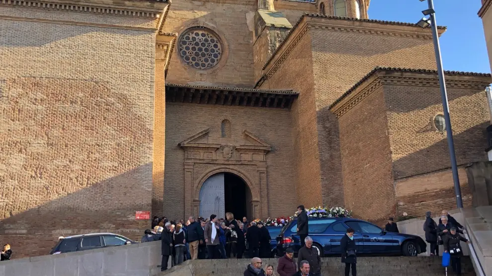 Medio millar de personas ha acudido al funeral al matrimonio octogenario muerto en Barbastro