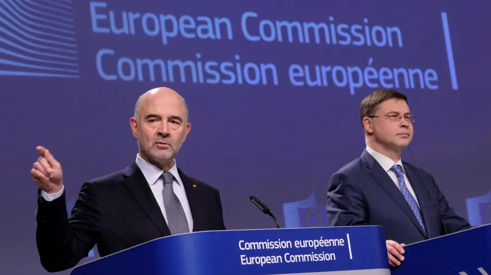 El Comisario Europeo de Asuntos Económicos y Financieros, Pierre Moscovici, y el vicepresidente de la CE para el Euro, Valdis Dombrovskis.