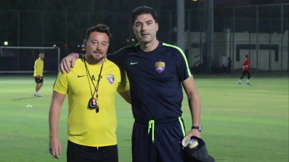 Alen Peternac, segundo entrenador, y Luis Aragón, encargado del área de porteros, en Al Ain.