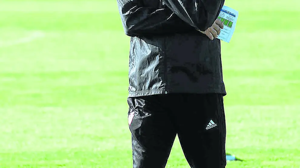 Víctor Fernández, atento al entrenamiento de ayer del Real Zaragoza.